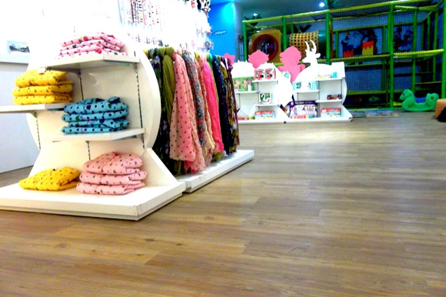 Cách chọn màu sàn nhựa giả gỗ cho shop thời trang